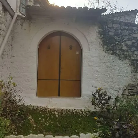 Mike's Holiday House *